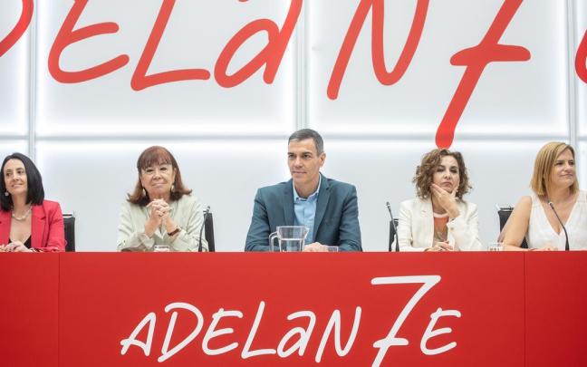 La secretaria de Organización del PSOE, Rebeca Torró; la presidenta del PSOE, Cristina Narbona: el presidente del Gobierno, Pedro Sánchez; la vicesecretaria general del PSOE, vicepresidenta primera del Gobierno y ministra de Hacienda, Mar&#