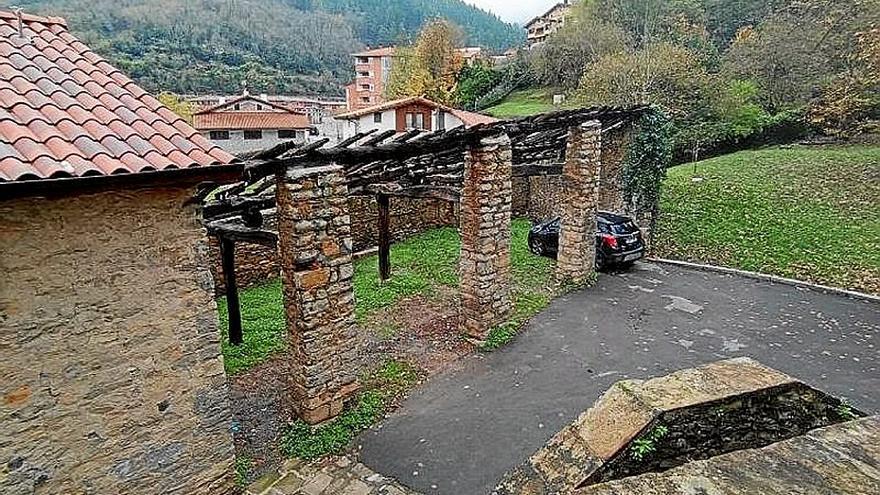 Imagen actual de las viejas caballerizas del palacio Errekalde. | FOTO: BEB