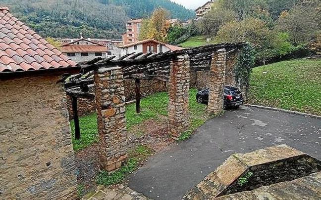Imagen actual de las viejas caballerizas del palacio Errekalde. | FOTO: BEB