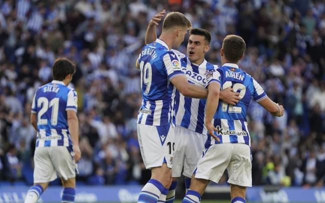 Barrenetxea y Aihen felicitan a Sorloth tras el 1-1 del noruego ante el Rayo Vallecano en Anoeta. / RUBEN PLAZA
