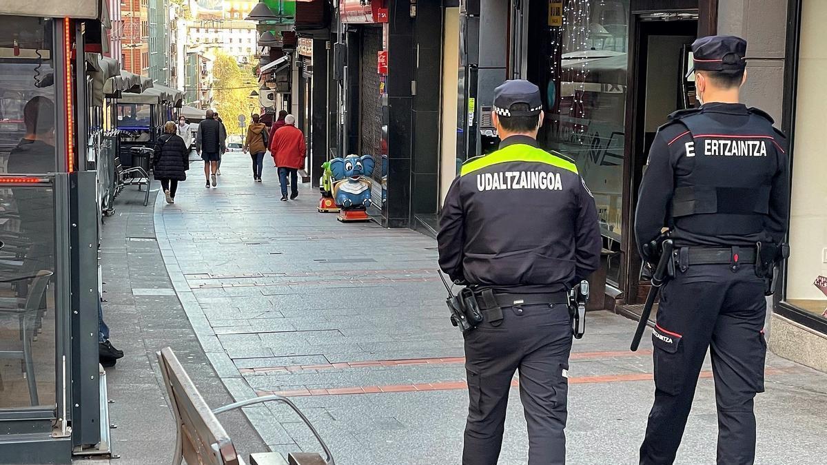 La Policía Local de Basauri y la Ertzaintza refuerzan la vigilancia preventiva por las compras navideñas