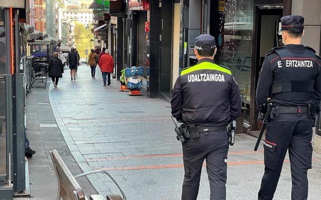 La Policía Local de Basauri y la Ertzaintza refuerzan la vigilancia preventiva por las compras navideñas