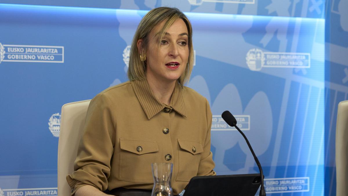 La portavoz del Gobierno vasco, María Ubarretxena, en la rueda de prensa en la que ha anunciado la decisión sobre el recurso