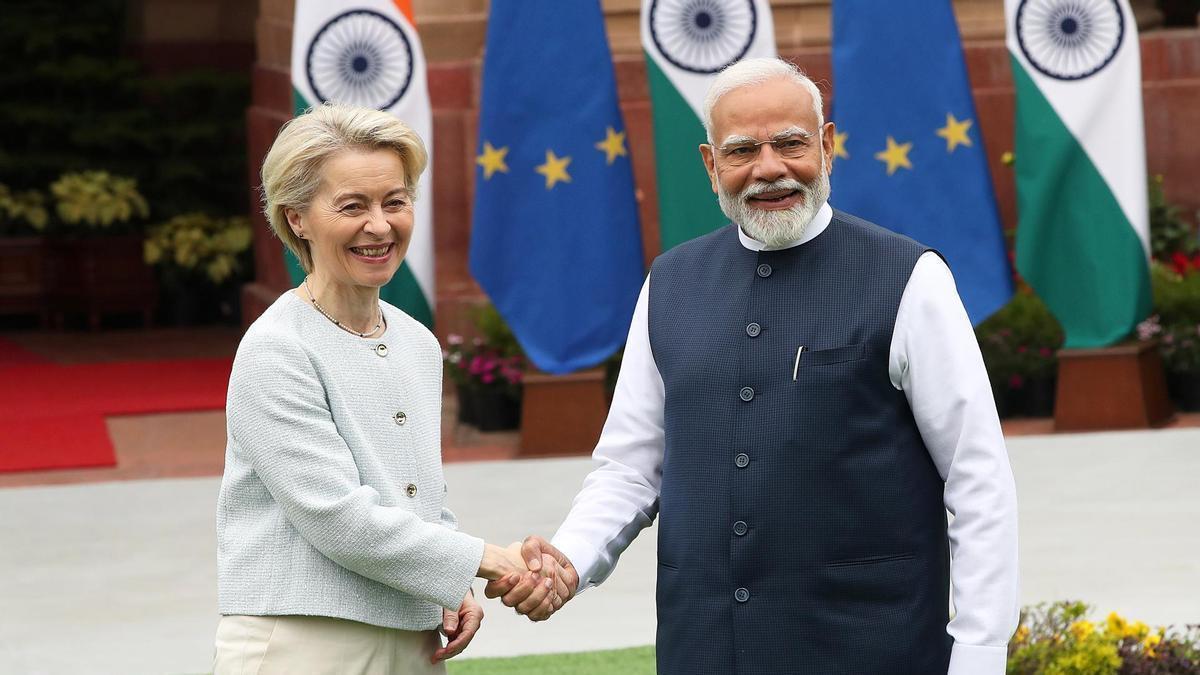 La presidenta de la Comisión Europea, Ursula von der Leyen, y el primer ministro de India, Narendra Modi, en su encuentro en Nueva Delhi.