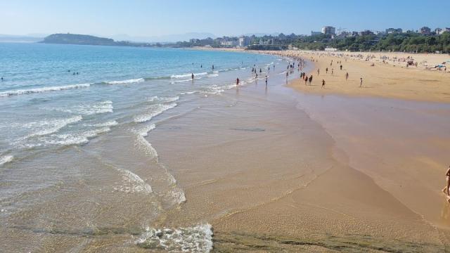 Playa del Sardinero, en Santander, donde el agua ha llegado a superar los 25 grados este verano.