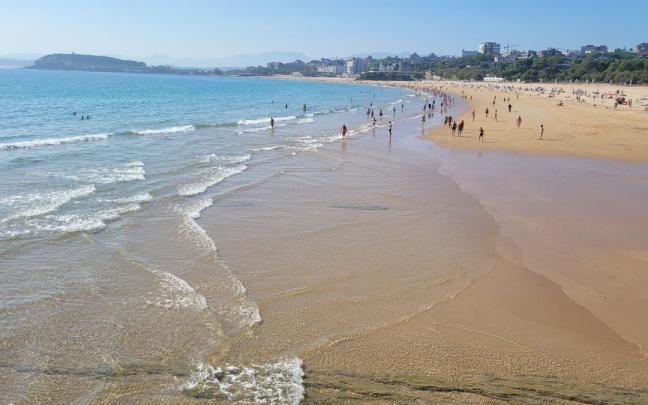 Playa del Sardinero, en Santander, donde el agua ha llegado a superar los 25 grados este verano.