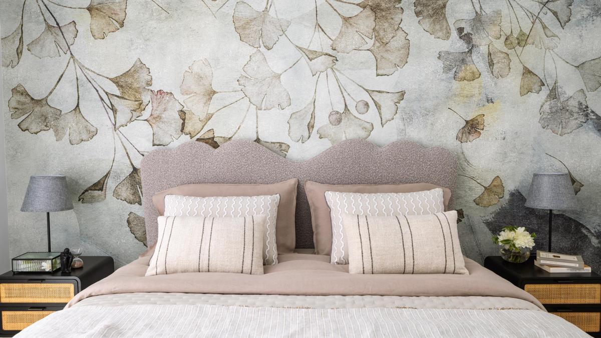 El dormitorio, con un bonito papel pintado.