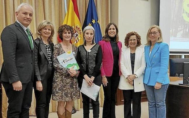 La representación de Hiru Hamabi, ayer en el Congreso.