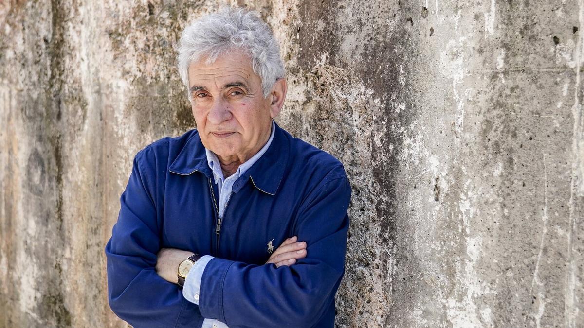 Uno de los narradores más influyentes de la literatura vasca contemporánea: Bernardo Atxaga.	[Fotografía: Miguel Acera]