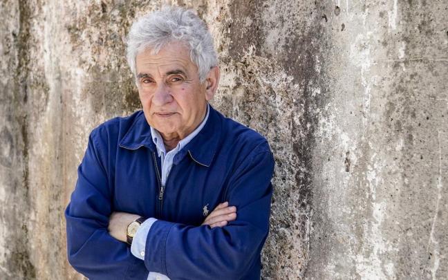 Uno de los narradores más influyentes de la literatura vasca contemporánea: Bernardo Atxaga.	[Fotografía: Miguel Acera]