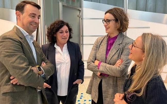 El vicelehendakari segundo, Mikel Torres, y la diputada general de Bizkaia, Elixabete Etxanobe, en una imagen de archivo.