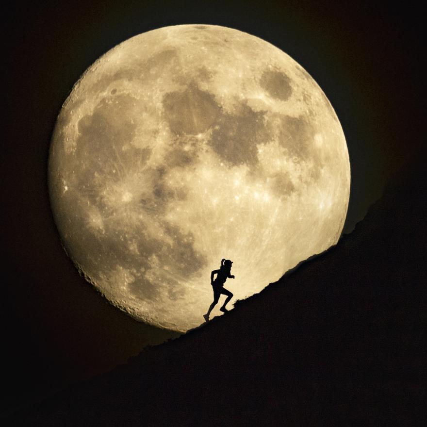Las lunas son otras de las especialidades de Aritz Gordo. En esta imagen, la silueta de la corredora de montaña oñatiarra Ainara Uribarri, que ejerce de modelo a dos kilómetros de distancia de la cámara.