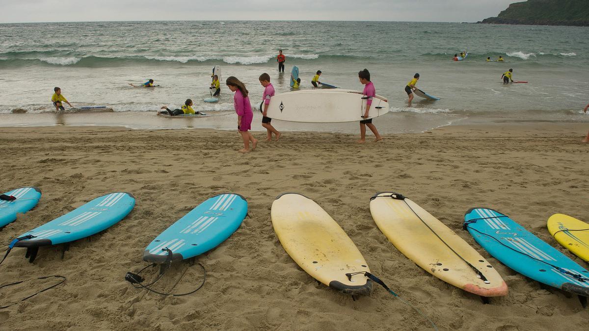 El surf es una de las actividades ofertadas en el programa de la Ludoteca Municipal.