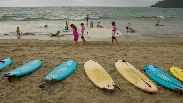 El surf es una de las actividades ofertadas en el programa de la Ludoteca Municipal.