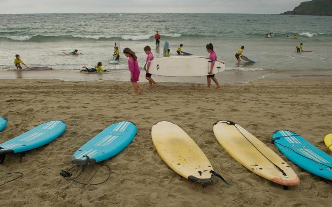 El surf es una de las actividades ofertadas en el programa de la Ludoteca Municipal.