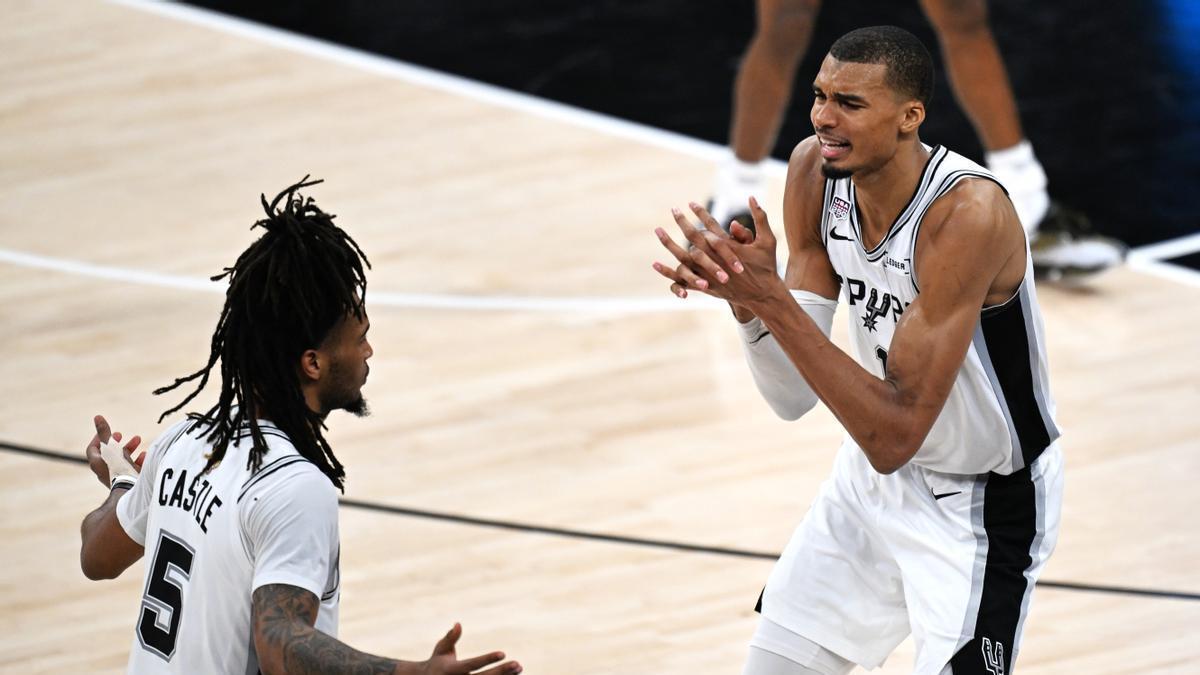 Los jugadores de San Antonio Spurs, Victor Wembanyama y Stephon Castle, durante el segundo partido de las Finales de la NBA contra los New York Knicks.
