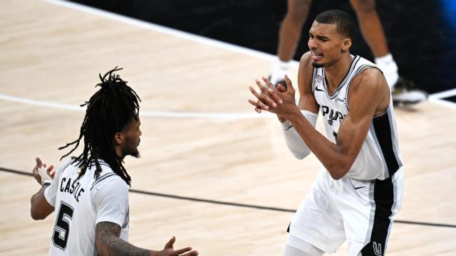 Los jugadores de San Antonio Spurs, Victor Wembanyama y Stephon Castle, durante el segundo partido de las Finales de la NBA contra los New York Knicks.