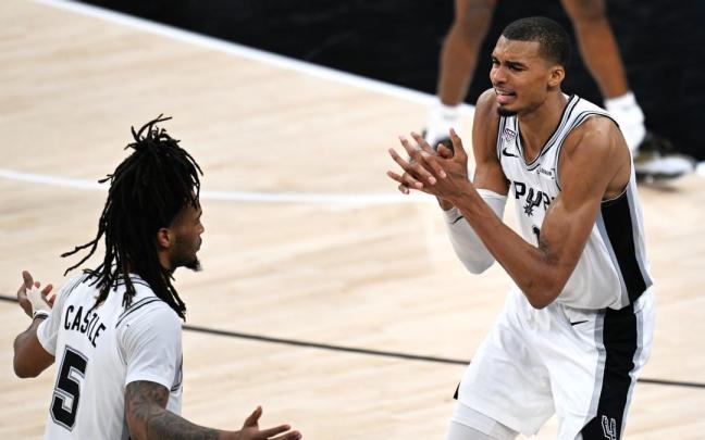 Los jugadores de San Antonio Spurs, Victor Wembanyama y Stephon Castle, durante el segundo partido de las Finales de la NBA contra los New York Knicks.