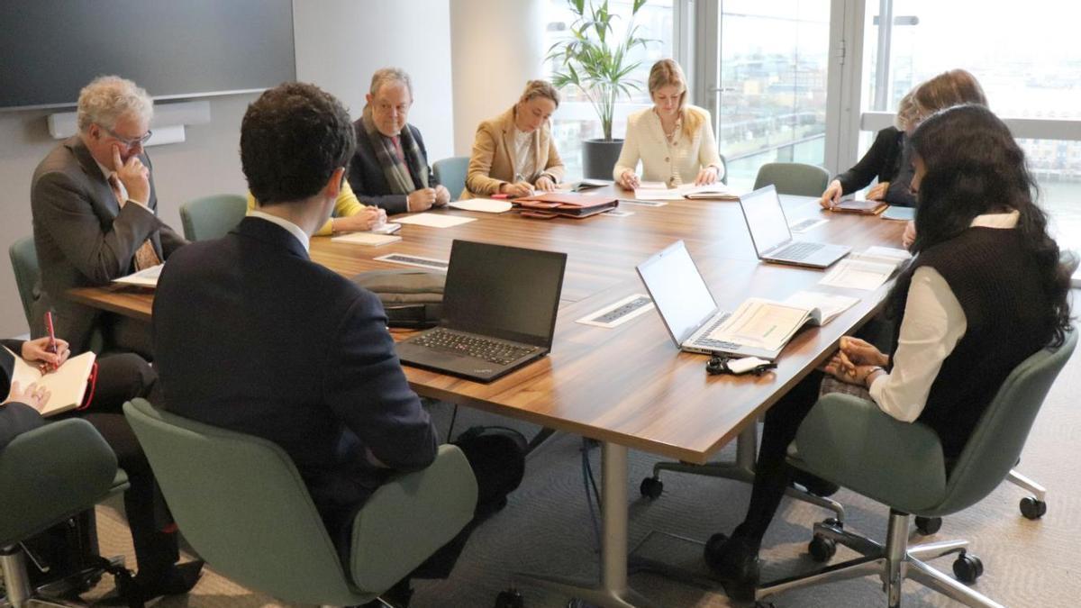 El consejero de Economía y Hacienda, Pedro Azpiazu, lidera la delegación vasca en Londres.