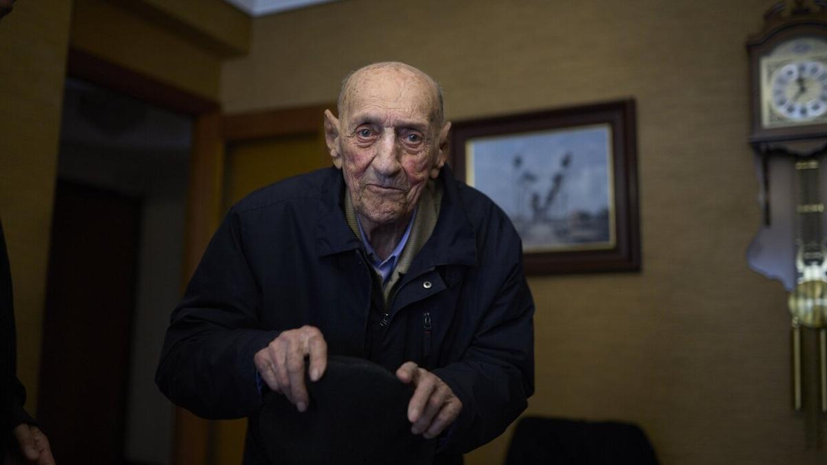 Retrato de Blas Asín, a punto de colocarse su txapela. "Qué estilo, ¿eh?", dice en cuanto se la pone.