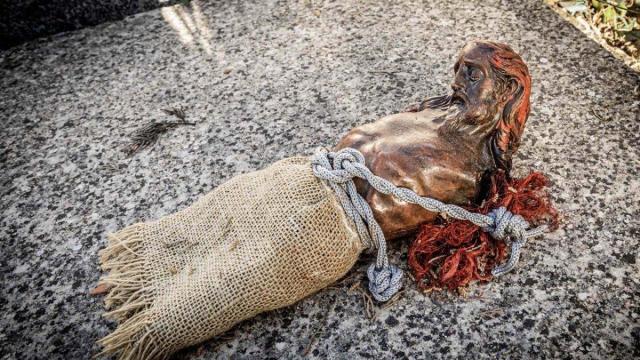 Denuncian la profanación de una tumba en Soria por un posible ritual de santería al hallarse un cristo mutilado.