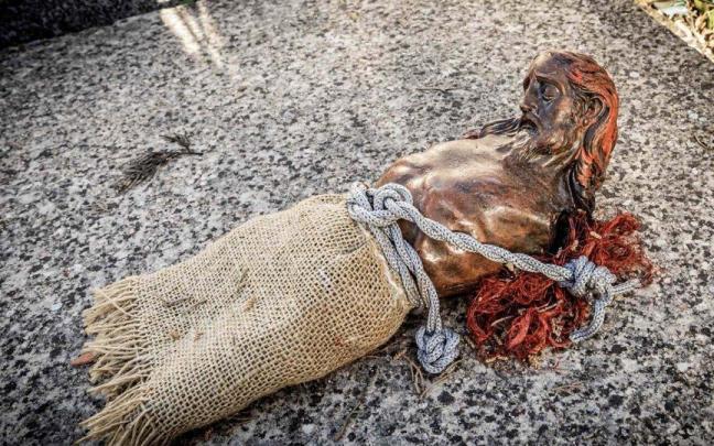 Denuncian la profanación de una tumba en Soria por un posible ritual de santería al hallarse un cristo mutilado.