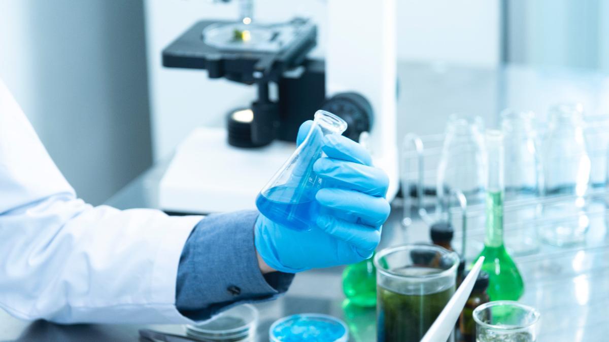 Un investigador manipula una muestra un laboratorio.