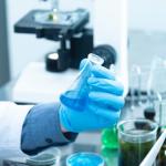 Un investigador manipula una muestra un laboratorio.