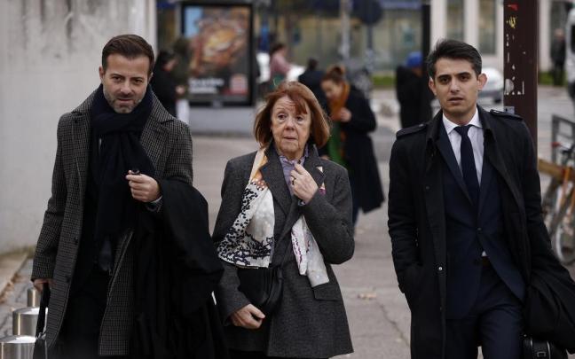 Gisèle Pelicot llega al juzgado acompañada de sus dos abogados, Antoine Camus y Stéphane Babonneau. / EFE Gisèle Pelicot llega al juzgado acompañada de sus dos abogados, Antoine Camus y Stéphane Babonneau.