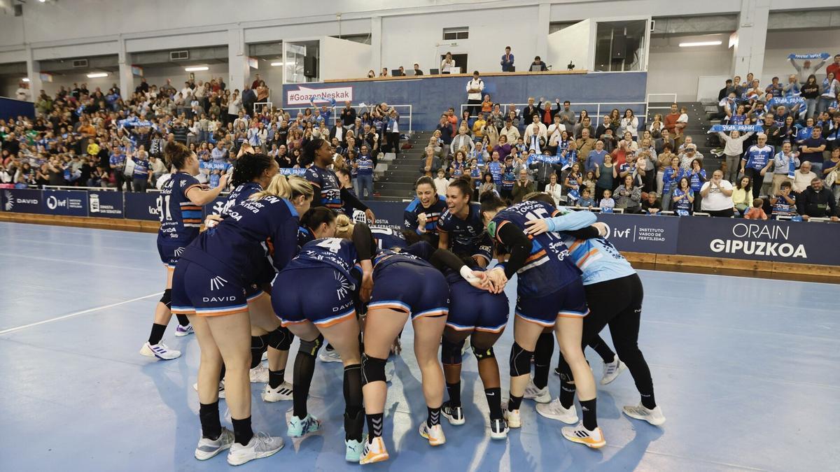 Las jugadoras del Bera Bera celebrando una victoria. Foto: JAVIER COLMENERO