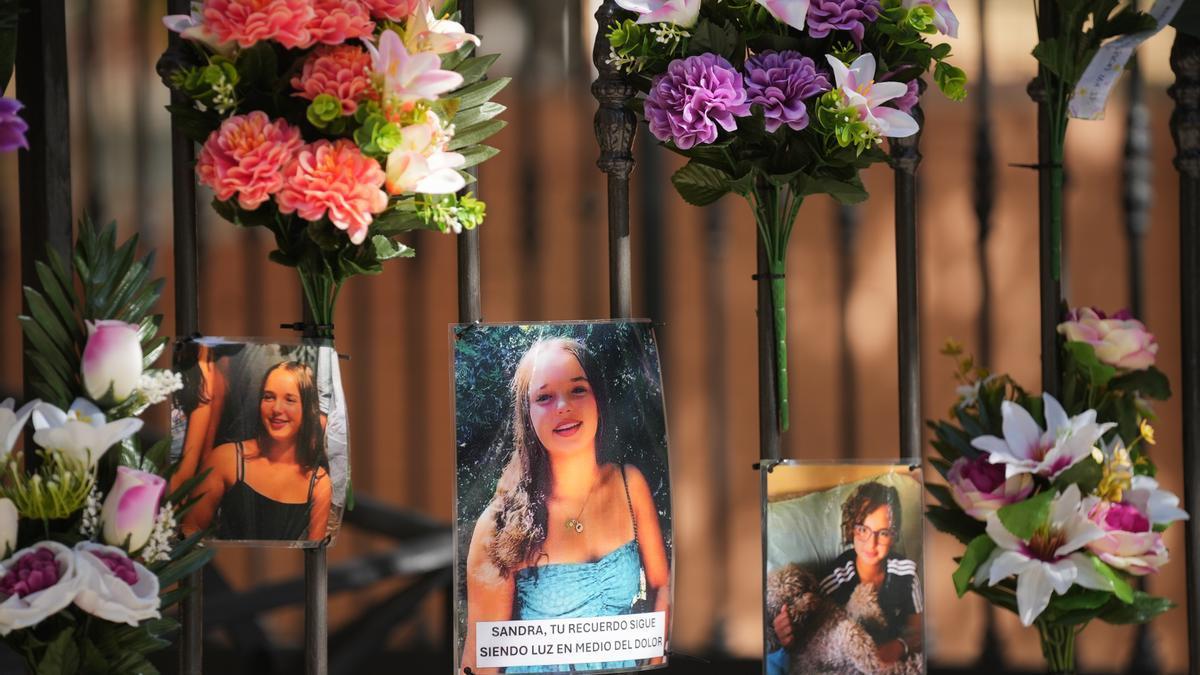 Imágenes del altar en memoria de Sandra Peña en el portal de su casa.