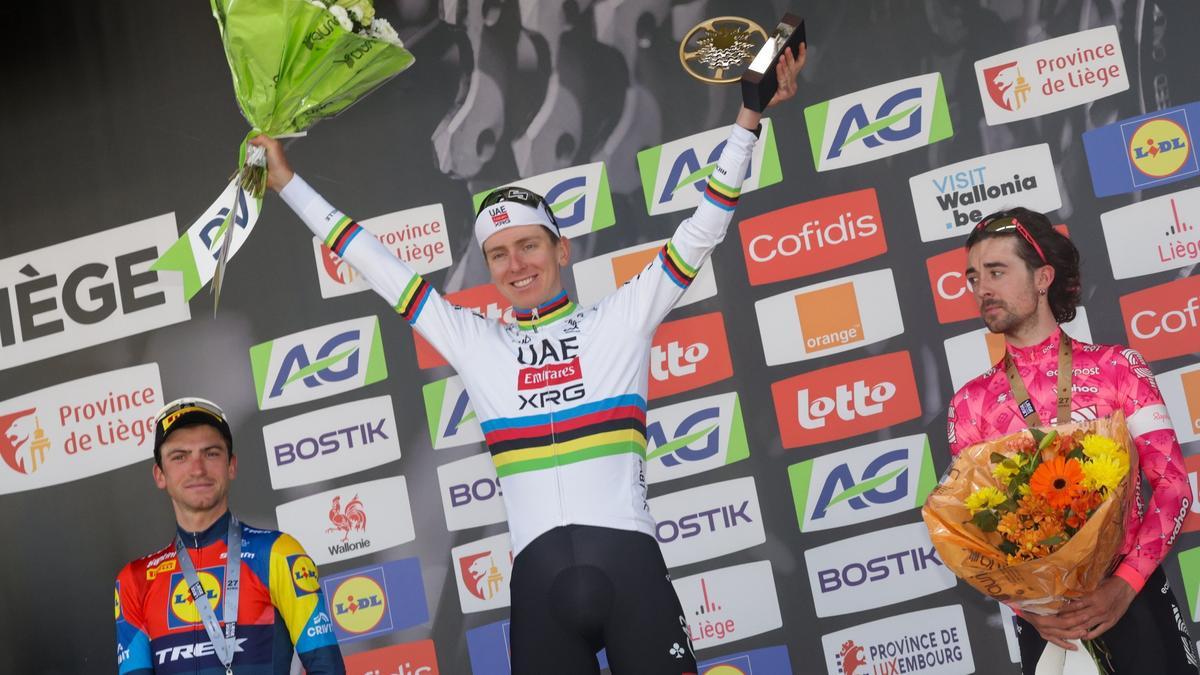 Ciccone, segundo, Pogacar, vencedor, y Healy, tercero.