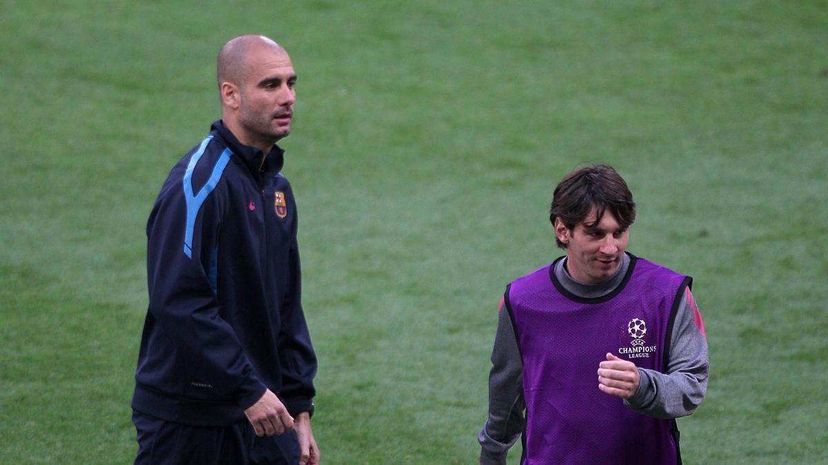Pep Guardiola y Leo Messi, durante un entrenamiento con el Barcelona.