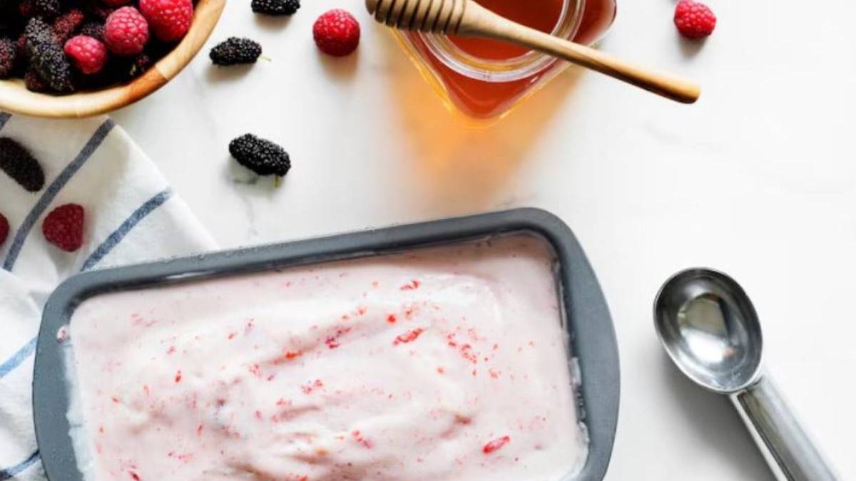 Helado casero con frutos rojos y miel.