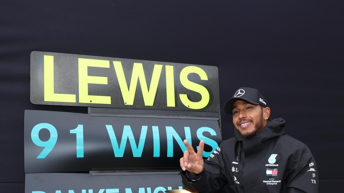 Lewis Hamilton celebra su victoria número 91, con la que igualó el récord de Michael Schumacher.