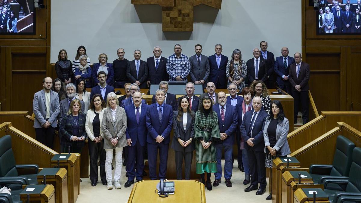 representantes del Parlamento vasco y la consejera de Igualdad, Justicia, y Políticas Sociales junto a los representantes de las distintas asociaciones de víctimas este jueves.