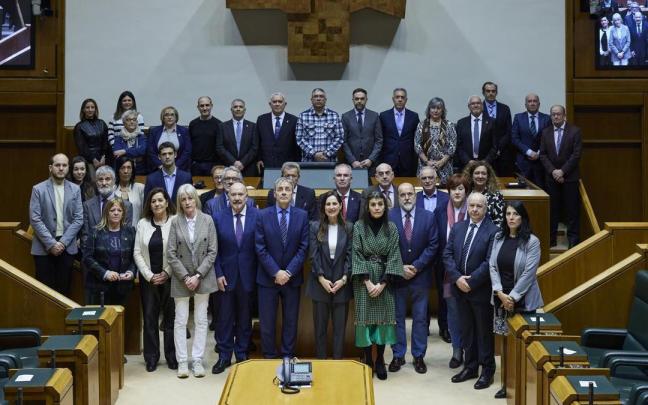 representantes del Parlamento vasco y la consejera de Igualdad, Justicia, y Políticas Sociales junto a los representantes de las distintas asociaciones de víctimas este jueves.