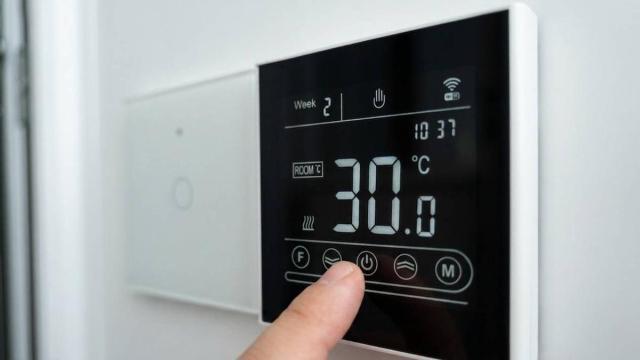 Termostato de casa que marca 30 grados.
