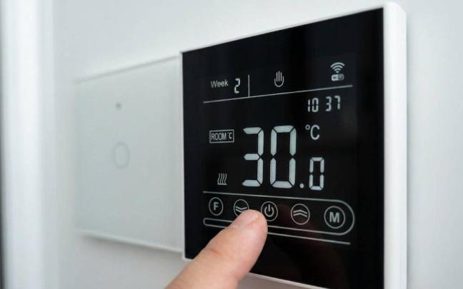 Termostato de casa que marca 30 grados.