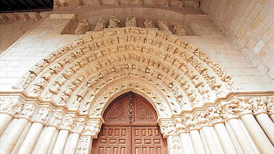 Detalle de la portada de la iglesia de Tuesta