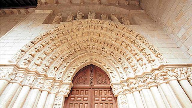 Detalle de la portada de la iglesia de Tuesta