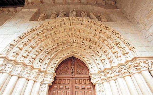Detalle de la portada de la iglesia de Tuesta