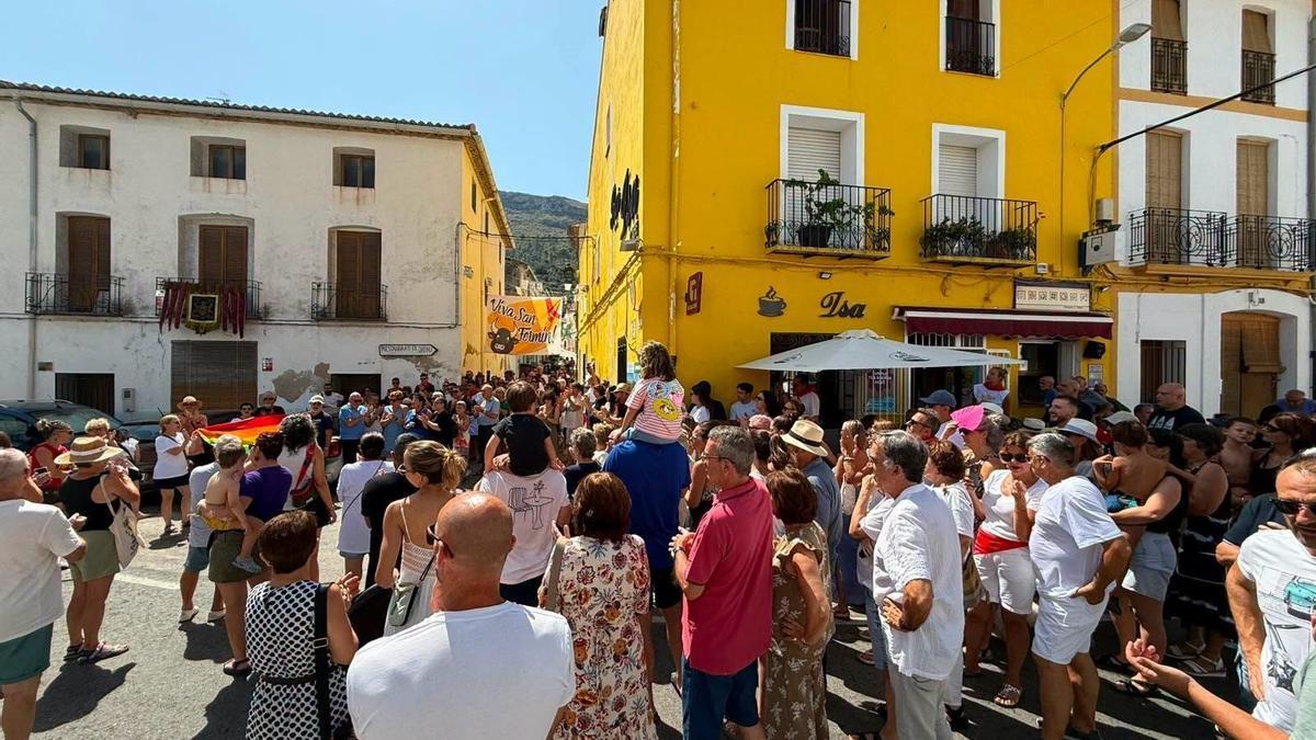 Vecinos de la Vall de Gallinera protestan contra un ataque homófobo en las fiestas de Benialí.