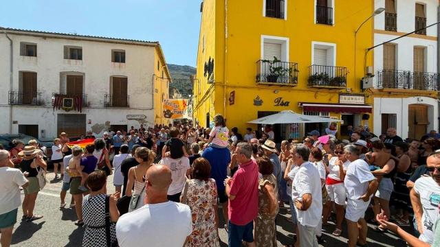 Vecinos de la Vall de Gallinera protestan contra un ataque homófobo en las fiestas de Benialí.