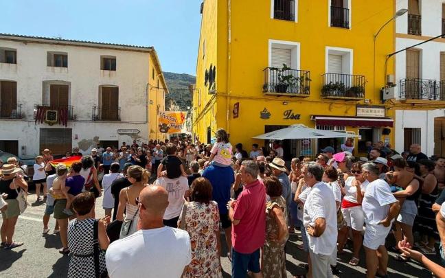 Vecinos de la Vall de Gallinera protestan contra un ataque homófobo en las fiestas de Benialí.