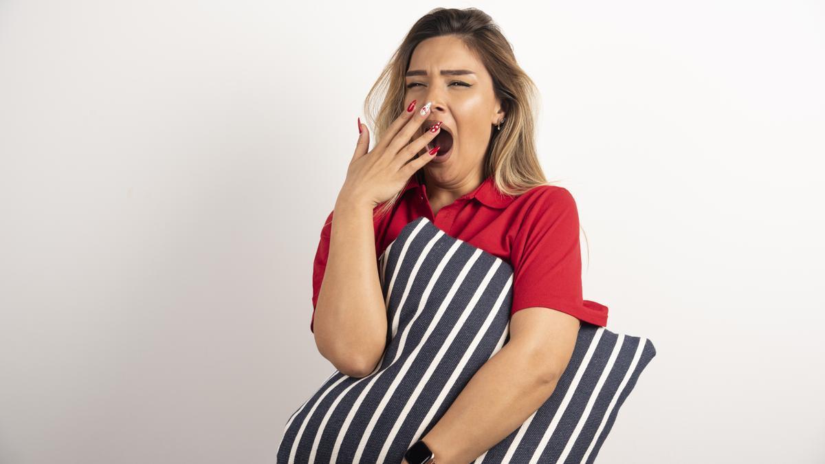 Una mujer bosteza sin que se le rompa el cuello.