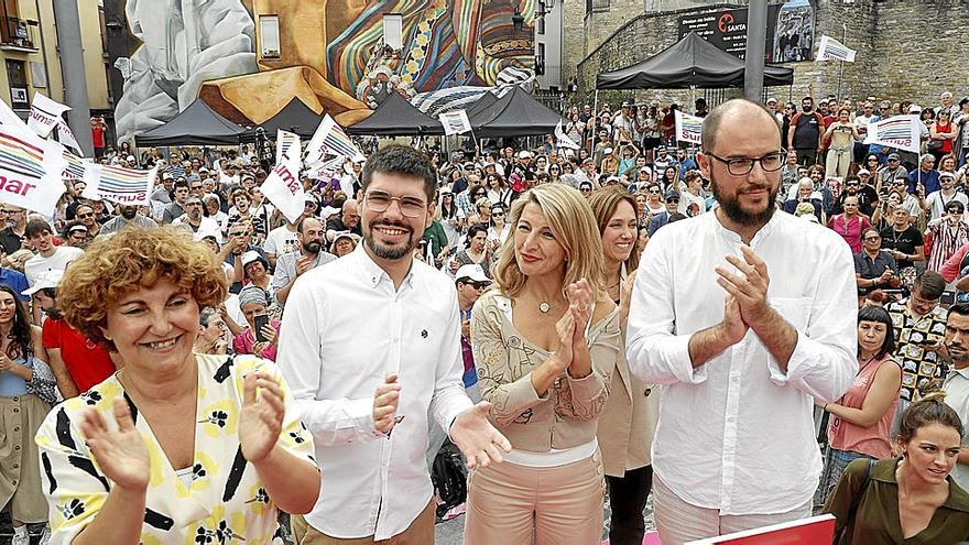 La vicepresidenta segunda y los candidatos de Sumar en los tres herrialdes, ayer en el mitin de la capital alavesa. | FOTO: EFE