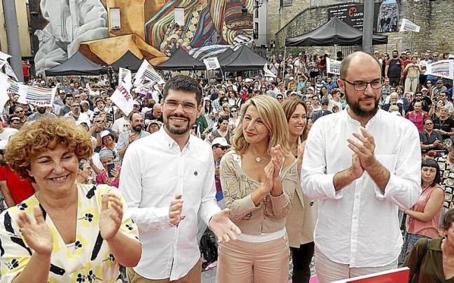 La vicepresidenta segunda y los candidatos de Sumar en los tres herrialdes, ayer en el mitin de la capital alavesa. | FOTO: EFE