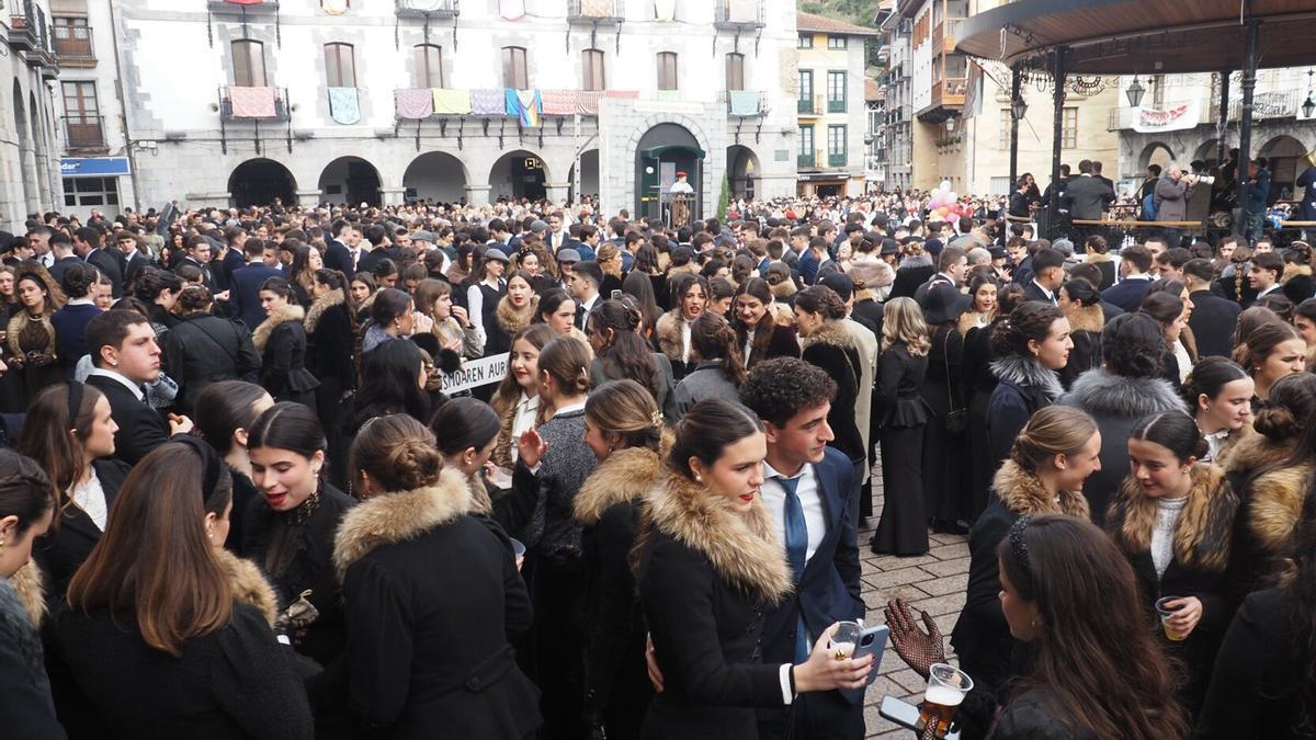 El mal tiempo dio una tregua el domingo y ayudó a la brillante celebración del Elegante Eguna.