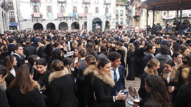 El mal tiempo dio una tregua el domingo y ayudó a la brillante celebración del Elegante Eguna.